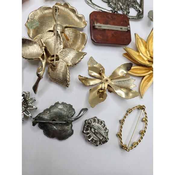 Vintage Brooch Lot of 14 Mixed Floral & Rhinestone Pins, Wear or Resell - Picture 9 of 12